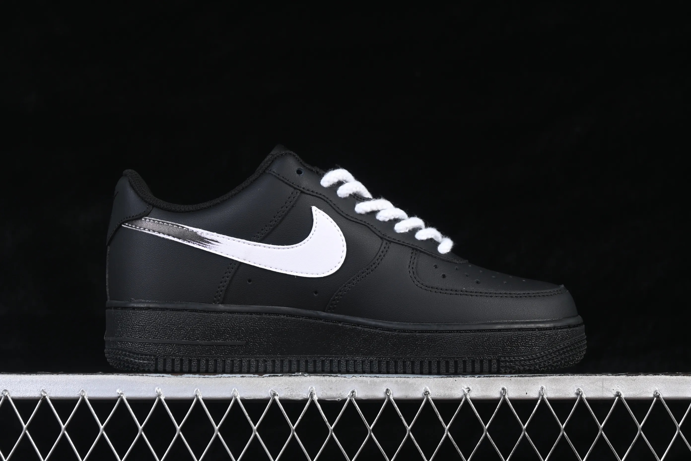 All categories Nk Air Force 1 Air Force series Nk Air Force 1 Low Air Force low top Nike Air Force 1'07 Low Two-dimensional theme Black pattern hook Air Force 1 low-top casual sneakers ZH0316-123